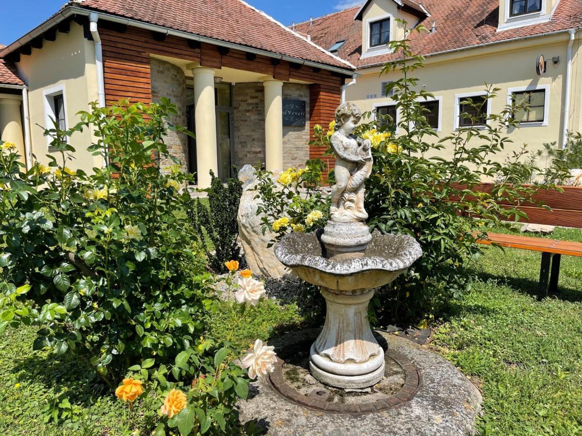 Hotel Veveri Veverska Bityska Luaran gambar